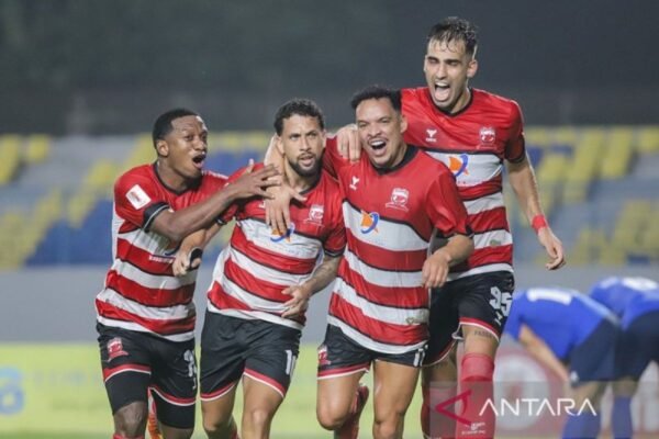 Berikut adalah beberapa alternatif judul yang bisa digunakan untuk artikel bertema motivasi tinggi Madura United menjelang pertandingan melawan PSIS Semarang:

1. "Semangat Juang Madura United Menuju Duel Melawan PSIS Semarang"
2. "Madura United: Motivasi Tinggi Menyongsong Pertandingan Krusial Melawan PSIS Semarang"
3. "Madura United Siap Tempur! Motivasi Besar Menjelang Pertandingan Melawan PSIS Semarang"
4. "Gairah Baru Madura United Menyongsong Laga Melawan PSIS Semarang"
5. "Aspirasi dan Motivasi Madura United Sebelum Bertanding Melawan PSIS Semarang"
6. "Energi Positif Madura United: Kesiapan Menyambut PSIS Semarang"
7. "Madura United Bersiap Hadapi PSIS Semarang dengan Motivasi Tinggi"
8. "Dari Madura untuk Sepakbola: Energi Baru Madura United Hadapi PSIS Semarang"
9. "Madura United Mencetak Target: Semangat Tinggi Menjelang Pertandingan Vs PSIS Semarang"
10. "Spirit Kemenangan Madura United Saat Berhadapan dengan PSIS Semarang"

Semoga bermanfaat!