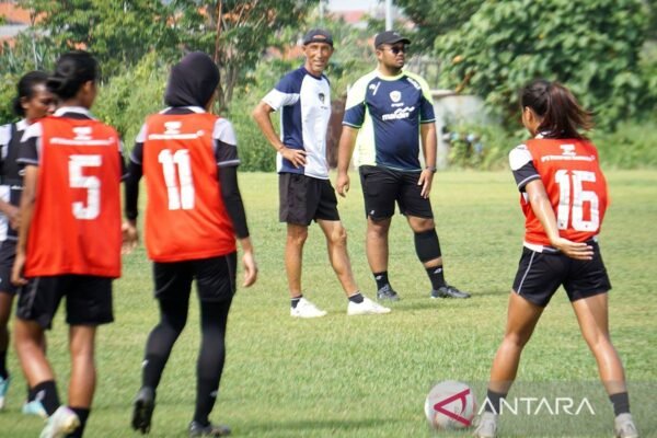 Here are some alternative titles for "Ketum PSSI buka suara soal batalnya naturalisasi Djenna de Jong":

1. "PSSI Chairman Comments on Cancellation of Djenna de Jong's Naturalization"
2. "PSSI Head Speaks Out on Djenna de Jong's Failed Naturalization"
3. "PSSI President Addresses Djenna de Jong's Naturalization Withdrawal"
4. "PSSI Chief Discusses the Withdrawal of Djenna de Jong's Naturalization Process"
5. "PSSI Leader Provides Insights on Djenna de Jong's Naturalization Cancellation"
6. "Comments from PSSI Chairman on Djenna de Jong's Naturalization Setback"
7. "PSSI Official Statement Regarding Djenna de Jong's Unsuccessful Naturalization"
8. "Djenna de Jong's Naturalization Called Off: PSSI President Weighs In