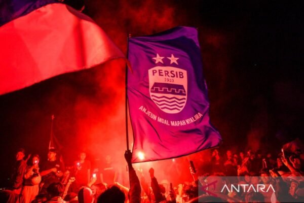 Tentu! Berikut adalah beberapa alternatif judul untuk "Persib Ajak Bobotoh Ikut Pawai Juara dengan Cara Menyenangkan":

1. "Persib Undang Bobotoh Meriahkan Pawai Juara dengan Suasana Ceria"
2. "Pawai Juara Persib: Ajak Bobotoh Rayakan dengan Keceriaan"
3. "Persib & Bobotoh: Bersama Menggembirakan Pawai Juara!"
4. "Rayakan Kemenangan: Persib Ajak Bobotoh Ikut Pawai dengan Gembira"
5. "Gembira Bersama: Persib Ajak Bobotoh Ikut Pawai Juara dengan Keceriaan"

Semoga salah satu judul di atas sesuai!