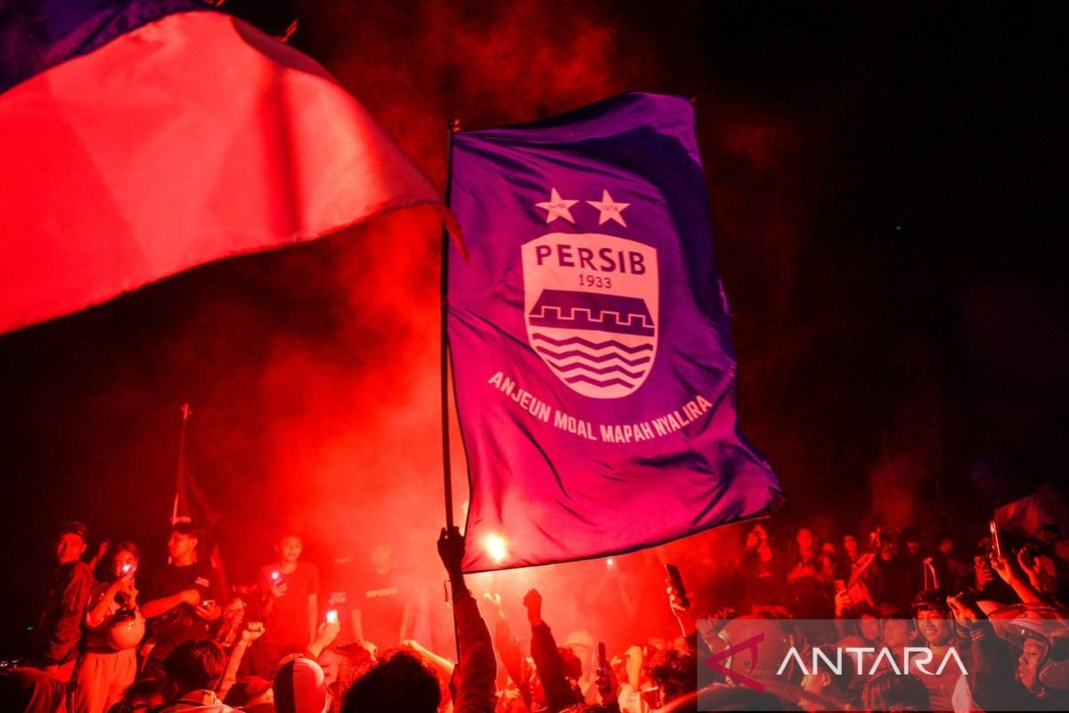 Tentu! Berikut adalah beberapa alternatif judul untuk "Persib Ajak Bobotoh Ikut Pawai Juara dengan Cara Menyenangkan":

1. "Persib Undang Bobotoh Meriahkan Pawai Juara dengan Suasana Ceria"
2. "Pawai Juara Persib: Ajak Bobotoh Rayakan dengan Keceriaan"
3. "Persib & Bobotoh: Bersama Menggembirakan Pawai Juara!"
4. "Rayakan Kemenangan: Persib Ajak Bobotoh Ikut Pawai dengan Gembira"
5. "Gembira Bersama: Persib Ajak Bobotoh Ikut Pawai Juara dengan Keceriaan"

Semoga salah satu judul di atas sesuai!
