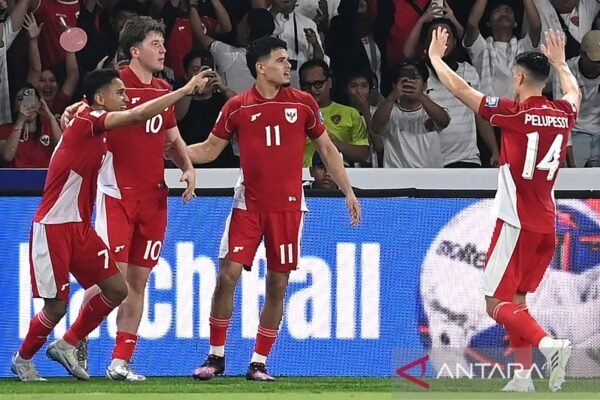 Here are some alternate title suggestions for "Karena Cinta, Ole Romeny Memilih Indonesia":

1. "Demi Cinta, Ole Romeny Menetap di Indonesia"
2. "Cinta yang Mengubah: Pilihan Ole Romeny untuk Indonesia"
3. "Cinta dan Komitmen: Perjalanan Ole Romeny di Indonesia"
4. "Memilih Indonesia: Kisah Cinta Ole Romeny"
5. "Ole Romeny: Cinta yang Mengikatnya pada Indonesia"
6. "Cinta di Tanah Perantauan: Ole Romeny dan Indonesia"
7. "Ole Romeny: Cinta yang Mengubah Arah Hidupnya di Indonesia"
8. "Kisah Cinta Ole Romeny: Memilih Indonesia Sebagai Rumah"
9. "Dari Jauh ke Dekat: Ole Romeny dan Cintanya pada Indonesia"
10. "Cinta dan Pilihan: Ole Romeny di Tanah Air yang Baru"

Feel free to mix and match elements from these suggestions to create a title that resonates best!