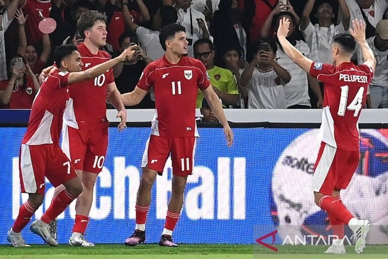 Here are some alternate title suggestions for “Karena Cinta, Ole Romeny Memilih Indonesia”:

1. “Demi Cinta, Ole Romeny Menetap di Indonesia”
2. “Cinta yang Mengubah: Pilihan Ole Romeny untuk Indonesia”
3. “Cinta dan Komitmen: Perjalanan Ole Romeny di Indonesia”
4. “Memilih Indonesia: Kisah Cinta Ole Romeny”
5. “Ole Romeny: Cinta yang Mengikatnya pada Indonesia”
6. “Cinta di Tanah Perantauan: Ole Romeny dan Indonesia”
7. “Ole Romeny: Cinta yang Mengubah Arah Hidupnya di Indonesia”
8. “Kisah Cinta Ole Romeny: Memilih Indonesia Sebagai Rumah”
9. “Dari Jauh ke Dekat: Ole Romeny dan Cintanya pada Indonesia”
10. “Cinta dan Pilihan: Ole Romeny di Tanah Air yang Baru”

Feel free to mix and match elements from these suggestions to create a title that resonates best!