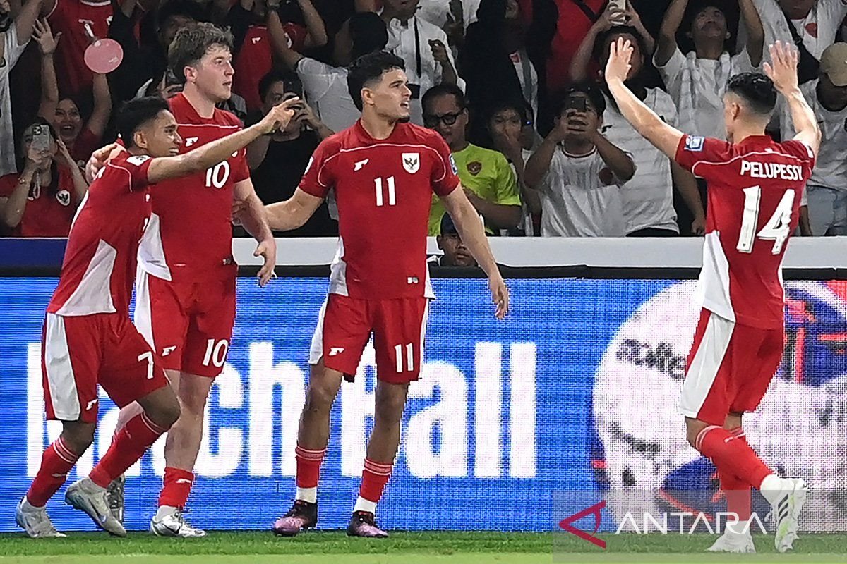 Here are some alternate title suggestions for "Karena Cinta, Ole Romeny Memilih Indonesia":

1. "Demi Cinta, Ole Romeny Menetap di Indonesia"
2. "Cinta yang Mengubah: Pilihan Ole Romeny untuk Indonesia"
3. "Cinta dan Komitmen: Perjalanan Ole Romeny di Indonesia"
4. "Memilih Indonesia: Kisah Cinta Ole Romeny"
5. "Ole Romeny: Cinta yang Mengikatnya pada Indonesia"
6. "Cinta di Tanah Perantauan: Ole Romeny dan Indonesia"
7. "Ole Romeny: Cinta yang Mengubah Arah Hidupnya di Indonesia"
8. "Kisah Cinta Ole Romeny: Memilih Indonesia Sebagai Rumah"
9. "Dari Jauh ke Dekat: Ole Romeny dan Cintanya pada Indonesia"
10. "Cinta dan Pilihan: Ole Romeny di Tanah Air yang Baru"

Feel free to mix and match elements from these suggestions to create a title that resonates best!