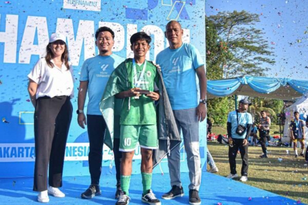 Berikut beberapa alternatif untuk judul "Pemain Terbaik LaLiga Youth Tournament Indonesia Dikirim ke Girona FC":

1. "Bintang Muda LaLiga Youth Tournament Indonesia Bergabung dengan Girona FC"
2. "Pemain Terbaik Kompetisi Pemuda LaLiga Indonesia Diberangkatkan ke Girona FC"
3. "Talenta Muda LaLiga Youth Tournament Indonesia Bergabung dengan Klub Girona FC"
4. "Pemenang LaLiga Youth Tournament Indonesia Dikirim ke Girona FC"
5. "Bintang LaLiga Indonesia Dikirim ke Girona FC Usai Menang di Turnamen Pemuda"
6. "Pemain Unggulan LaLiga Youth Tournament Indonesia Resmi Bergabung dengan Girona FC"
7. "Juara LaLiga Youth Tournament Indonesia Menuju Girona FC"
8. "Pemain Berprestasi LaLiga Youth Tournament Indonesia Dikirim ke Girona FC"

Silakan pilih atau modifikasi judul-judul di atas sesuai kebutuhan!