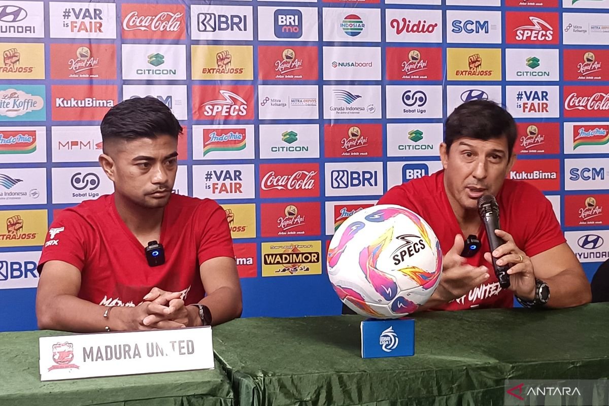 Here are some alternate title suggestions for "Angel Alfredo Vera sudah kantongi susunan pemain Madura United":

1. "Angel Alfredo Vera Siap Mengungkap Susunan Pemain Madura United"
2. "Madura United: Angel Alfredo Vera Mengumumkan Susunan Pemain"
3. "Susunan Pemain Madura United: Angel Alfredo Vera Memegang Kendali"
4. "Angel Alfredo Vera Telah Menetapkan Formasi Tim Madura United"
5. "Strategi Angel Alfredo Vera: Susunan Pemain Madura United Terungkap"
6. "Susunan Pemain Resmi Madura United di Tangan Angel Alfredo Vera"
7. "Angel Alfredo Vera Persiapkan Madura United dengan Susunan Pemain Terpilih"
8. "Madura United: Angel Alfredo Vera Sudah Siapkan Daftar Pemain"

Feel free to choose any of these or use them as inspiration!