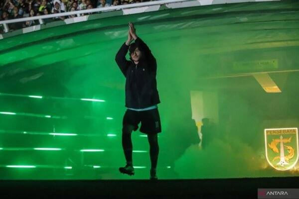 Tentu! Berikut adalah beberapa alternatif judul untuk "Persebaya Perkenalkan Pemain dalam 'Team Launching Game'":

1. "Persebaya Pamerkan Skuad Baru dalam 'Team Launching Game'"
2. "Peluncuran Tim: Persebaya Memperkenalkan Para Pemain Baru"
3. "Persebaya: Kenalan dengan Skuad di 'Team Launching Game'"
4. "Team Launching Game: Persebaya Memperkenalkan Wajah Baru"
5. "Persebaya Unjuk Skuad Baru dalam Acara 'Team Launching Game'"
6. "Perkenalan Pemain Baru Persebaya di 'Team Launching Game'"
7. "Persebaya Gelar 'Team Launching Game' untuk Perkenalan Pemain"
8. "Tim Baru Persebaya Dikenalkan di Acara 'Team Launching Game'"

Semoga alternatif ini bermanfaat!