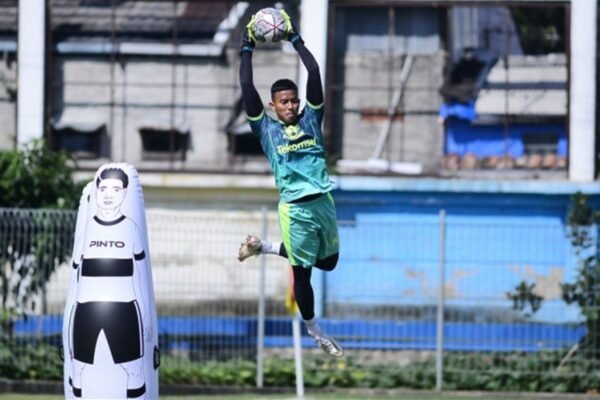 Latihan Perdana Kiper Persib Bandung: Mario Jozic Terkesan dengan Atmosfer Tim