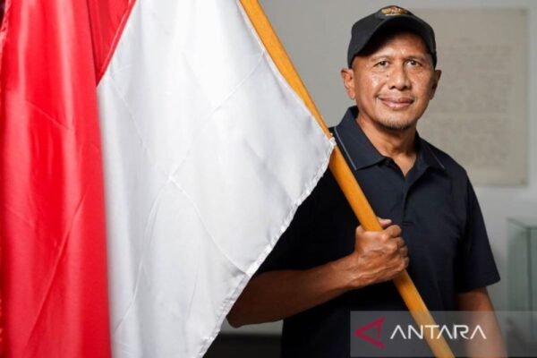 Here are some alternative title suggestions for "Rahmad Darmawan Latih Liga Indonesia All Star":

1. "Rahmad Darmawan Takes the Helm of Liga Indonesia All-Star Team"
2. "Rahmad Darmawan Appointed Coach of Liga Indonesia All-Star Squad"
3. "Leading the Stars: Rahmad Darmawan Takes Charge of Liga Indonesia All-Stars"
4. "Rahmad Darmawan to Coach Liga Indonesia All-Star Team"
5. "Rahmad Darmawan at the Helm: Liga Indonesia All-Stars Under New Leadership"
6. "From Coach to All-Star Leader: Rahmad Darmawan's New Role"
7. "Rahmad Darmawan's Vision for Liga Indonesia All-Star Team"
8. "Coaching Excellence: Rahmad Darmawan and the Liga Indonesia All-Stars"
9. "Rahmad Darmawan: Guiding the Liga Indonesia All-Star Dream Team"
10. "Rahmad Darmawan's New Challenge: Leading the Liga Indonesia All-Stars"

Feel free to mix and match or adjust any of these suggestions!