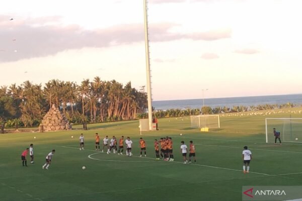 Berikut adalah beberapa alternatif judul untuk "Bali United Jalani Laga Persahabatan Lawan Bhayangkara Presisi Lampung":

1. "Bali United Rangkai Pertandingan Persahabatan dengan Bhayangkara Presisi Lampung"
2. "Bali United Siapkan Diri Hadapi Bhayangkara Presisi Lampung dalam Laga Persahabatan"
3. "Laga Persahabatan: Bali United Bertemu Bhayangkara Presisi Lampung"
4. "Bali United dan Bhayangkara Presisi Lampung Tampilkan Duel Menarik dalam Pertandingan Persahabatan"
5. "Menghadapi Bhayangkara Presisi Lampung, Bali United Gelar Laga Persahabatan"
6. "Bali United vs. Bhayangkara Presisi Lampung: Sebuah Pertandingan Persahabatan yang Dinantikan"
7. "Bali United Ajak Bhayangkara Presisi Lampung Beradu di Lapangan Dalam Laga Persahabatan" 

Silakan pilih atau modifikasi sesuai kebutuhan!