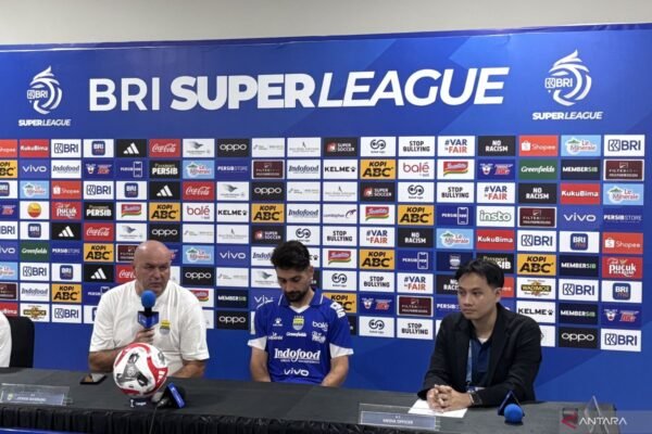 Here are some alternate titles for "Bojan Hodak Syukuri Kemenangan Perdana Persib":

1. "Bojan Hodak Rayakan Kemenangan Pertama Persib"
2. "Bojan Hodak Ucapkan Terima Kasih atas Kemenangan Perdana Persib"
3. "Kemenangan Perdana Persib: Bojan Hodak Mengungkapkan Rasa Syukur"
4. "Bojan Hodak Senang dengan Kemenangan Pertama Persib"
5. "Persib Meraih Kemenangan Perdana, Bojan Hodak Berterima Kasih"
6. "Bojan Hodak: Kemenangan Pertama Ini Sangat Berharga bagi Persib"
7. "Dehidrasi Kemenangan: Bojan Hodak Menyambut Sukses Perdana Persib"
8. "Bojan Hodak Momen Bahagia: Kemenangan Pertama untuk Persib"

Feel free to choose any of these or modify them further!