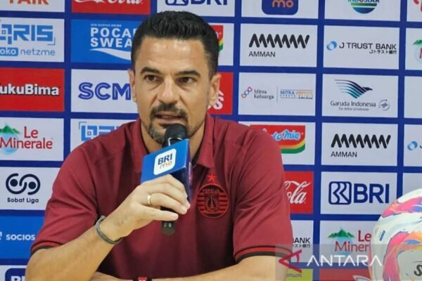 Berikut adalah beberapa alternatif judul untuk "Carlos Pena Tanpa Motivasi Ekstra Saat Hadapi Persija":

1. "Carlos Pena Tak Butuh Motivasi Tambahan Jelang Pertandingan Melawan Persija"
2. "Carlos Pena: Siap Hadapi Persija Tanpa Tekanan Ekstra"
3. "Carlos Pena Tenang Jelang Pertarungan Melawan Persija"
4. "Pendekatan Santai Carlos Pena Menyambut Laga Melawan Persija"
5. "Bersahaja, Carlos Pena Siap Hadapi Persija Tanpa Ambisi Berlebih"
6. "Carlos Pena: Fokus pada Permainan, Bukan Motivasi Tambahan Saat Lawan Persija"
7. "Carlos Pena Siap Tempur Melawan Persija Tanpa Beban Ekstra"

Silakan pilih atau modifikasi sesuai kebutuhan!