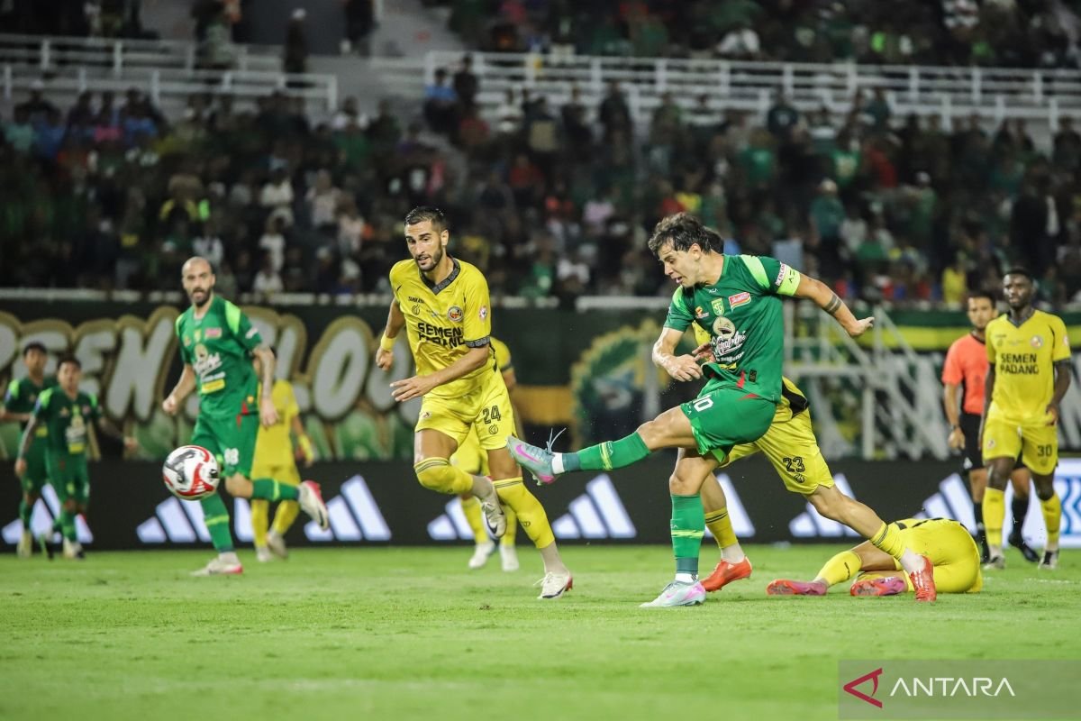 Persebaya Surabaya Raih Kemenangan Tipis 1-0 Melawan Semen Padang