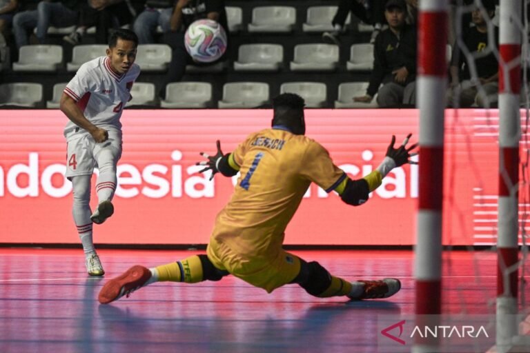 Here are some alternative titles for "Indonesia bantai Tanzania 7-1 dalam Futsal Four Nations Cup":

1. "Dominasi Indonesia: Kemenangan 7-1 atas Tanzania di Futsal Four Nations Cup"
2. "Indonesia Pesta Gol: Menaklukkan Tanzania 7-1 di Futsal Four Nations Cup"
3. "Kemenangan Gemilang: Indonesia Mengalahkan Tanzania dengan Skor 7-1"
4. "Indonesia Meraih Kemenangan Besar 7-1 atas Tanzania dalam Futsal Four Nations Cup"
5. "Futsal Four Nations Cup: Indonesia Tak Tercampakkan, Kalahkan Tanzania 7-1"
6. "Indonesia Hancurkan Tanzania 7-1 dalam Pertandingan Futsal Empat Negara"
7. "Kemenangan Brilliant: Indonesia Menyudutkan Tanzania 7-1 di Futsal Four Nations Cup"

Feel free to mix and match or modify any of these suggestions!