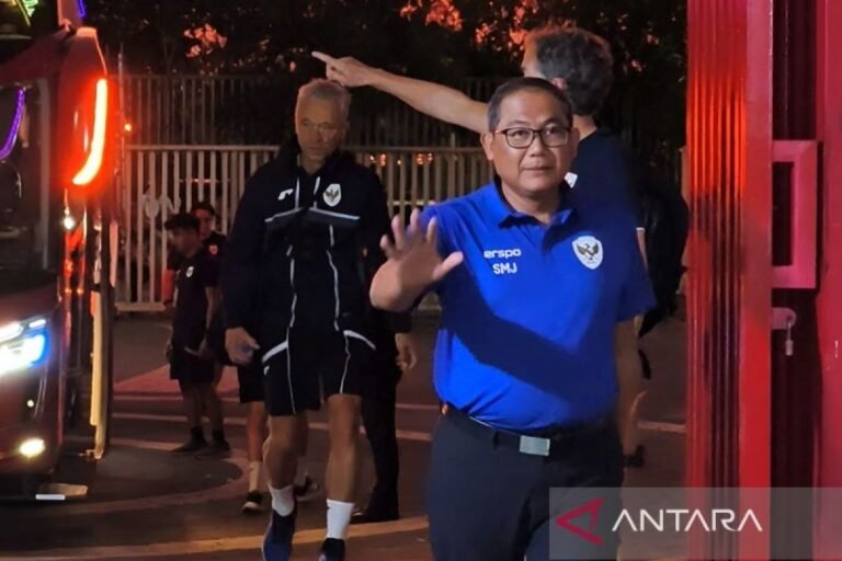 Here are some alternative titles for "Sumardji Enggan Tanggapi Road Map 'Garuda Membara'":

1. "Sumardji Menolak Menanggapi Peta Jalan 'Garuda Membara'"
2. "Sumardji Tak Tertarik Mengomentari Peta 'Garuda Membara'"
3. "Sumardji Absen dalam Diskusi Peta 'Garuda Membara'"
4. "Sumardji Cenderung Diam Terkait Road Map 'Garuda Membara'"
5. "Sumardji Enggan Berbicara tentang Garuda Membara"
6. "Respon Sumardji terhadap Road Map 'Garuda Membara' yang Tak Ada"
7. "Evaluasi Peta 'Garuda Membara': Sikap Sumardji yang Terkendala"

Feel free to choose or modify any of these suggestions!